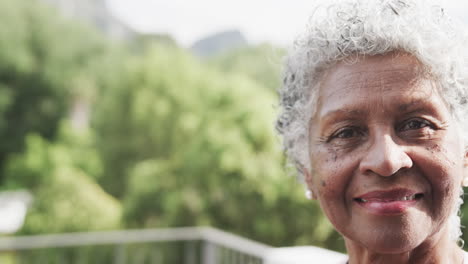Porträt-Einer-Glücklichen-älteren-Afroamerikanischen-Frau,-Die-Im-Garten-Lächelt,-Kopierraum,-Zeitlupe