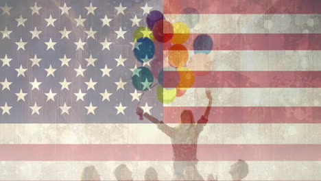 Animation-Der-Flagge-Der-USA-über-Verschiedenen-Freunden,-Die-Luftballons-Halten