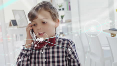Animación-De-Red-De-Conexiones-Sobre-Niño-Caucásico-Hablando-Por-Teléfono-Inteligente