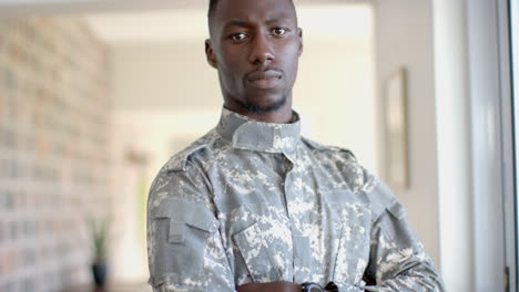Un-Joven-Soldado-Afroamericano-Con-Uniforme-Militar-Se-Encuentra-Confiadamente-En-Casa
