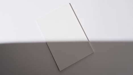 Video-Von-Schatten-über-Einem-Buch-Mit-Leeren-Weißen-Seiten-Und-Platz-Zum-Kopieren-Auf-Weißem-Hintergrund