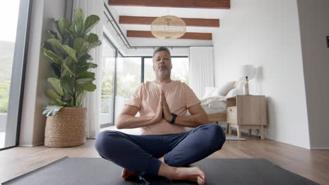 Älterer-Mann-Mit-Gemischter-Abstammung,-Der-Zu-Hause-Yoga-Meditation-Praktiziert