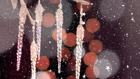 Animation-Fallender-Schneeflocken-über-Weihnachtsdekoration-Und-Bokeh-Lichtern