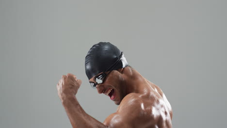 Sportler-Feiert-Sieg-In-Einer-Badekappe-Und-Schutzbrille