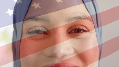 Animation-Der-US-Flagge-über-Einer-Gemischtrassigen-Frau-Im-Hijab,-Die-Tee-Trinkt