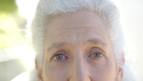 Porträt-Einer-Glücklichen-älteren-Frau-Mit-Gemischter-Abstammung-Auf-Dem-Balkon-Zu-Hause,-Zeitlupe,-Kopierraum