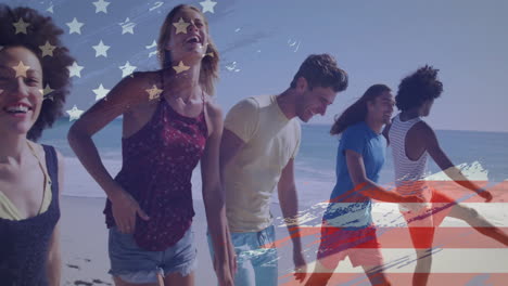 Animation-Der-Amerikanischen-Flagge-über-Glücklichen,-Unterschiedlichen-Freunden,-Die-Am-Sonnigen-Strand-Spazieren-Gehen