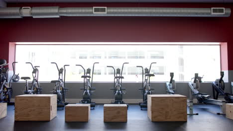 Ein-Modernes-Fitnessstudio-Interieur-Mit-Trainingsgeräten-Und-Platz-Zum-Kopieren