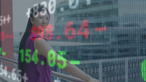 Animation-Der-Verarbeitung-Finanzieller-Daten-über-Einer-Lächelnden-Asiatischen-Geschäftsfrau-Auf-Dem-Balkon-Ihres-Büros
