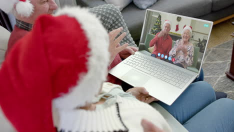 Zwei-Glückliche,-Kaukasische-Seniorenpaare-Mit-Weihnachtlichem-Laptop-Videoanruf,-Zeitlupe