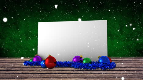 Animation-Von-Schnee,-Der-über-Eine-Weiße-Karte-Mit-Kopierraum-Und-Weihnachtsdekorationen-Fällt