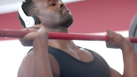 Fitter-Afroamerikaner,-Der-Im-Fitnessstudio-Trainiert-Und-Gewichte-Hebt