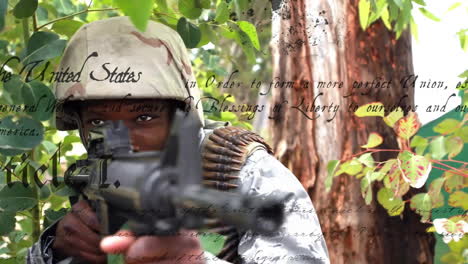 Animation-Des-Verfassungstextes-über-Einem-Afroamerikanischen-Soldaten-Mit-Waffe