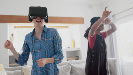 Fröhliche,-Vielfältige-Freundinnen-Im-Teenageralter,-Die-Zu-Hause-VR-Headsets-Spielen-Und-Tragen,-Zeitlupe