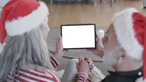 Glückliches,-Kaukasisches-Seniorenpaar-Mit-Weihnachtlichem-Tablet-Videoanruf-Mit-Kopierraum,-Zeitlupe