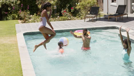 Afroamerikanischer-Sohn-Und-Tochter-Springen-Mit-Glücklichen-Eltern-Ins-Schwimmbad,-Zeitlupe