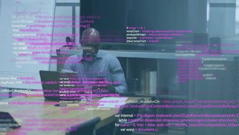 Animación-Del-Procesamiento-De-Datos-Sobre-Un-Hombre-Afroamericano-De-Alto-Rango-Usando-Un-Teléfono-Inteligente-Y-Una-Computadora-Portátil-En-La-Oficina