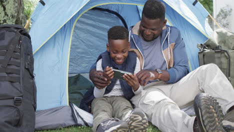 Afroamerikanischer-Vater-Und-Sohn-Genießen-Die-Zeit-In-Einem-Zelt