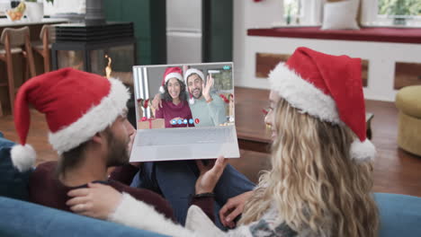 Zwei-Glückliche-Kaukasische-Paare-Mit-Weihnachtlichem-Laptop-Videoanruf,-Zeitlupe