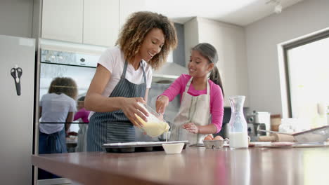 Glückliche-Biracial-Mutter-Und-Tochter-Gießen-Kuchenmischung,-Backen-In-Der-Küche,-Kopierraum,-Zeitlupe