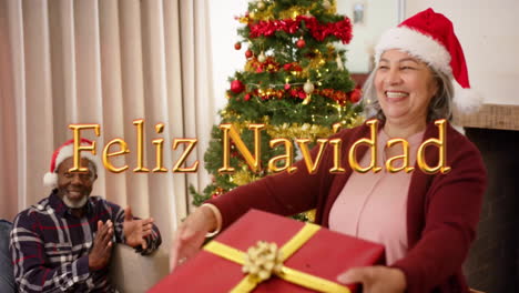 Animation-Des-Textes-„Feliz-Navidad“-über-Verschiedene-ältere-Freunde,-Die-Zu-Weihnachten-Geschenke-Geben