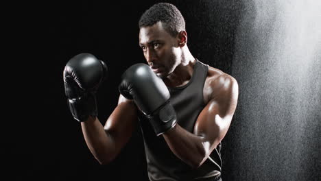 Afroamerikanischer-Boxer-Bereit-Im-Ring-Auf-Schwarzem-Hintergrund