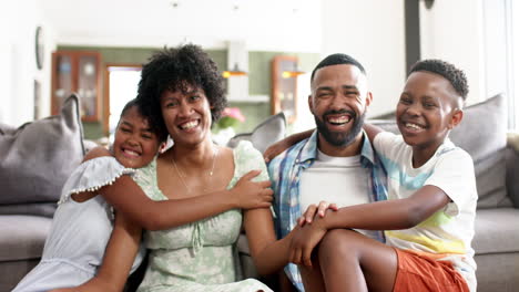 Felices-Padres-Afroamericanos,-Hijo,-Hija-Y-Abuela-Disfrutando-Juntos-Del-Verano,-Cámara-Lenta