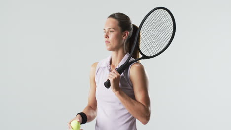 Junge-Kaukasische-Frau-Posiert-Selbstbewusst-Mit-Einem-Tennisschläger