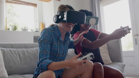 Fröhliche,-Vielfältige-Freundinnen-Im-Teenageralter,-Die-Zu-Hause-Videospiele-Mit-VR-Headsets-Spielen,-Zeitlupe