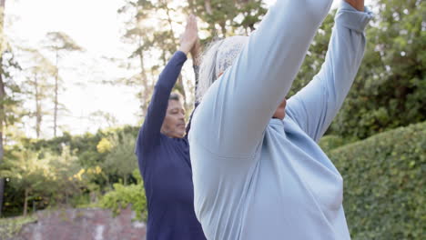 Fokussiertes,-Vielfältiges-älteres-Paar-Praktiziert-Yoga-Meditation-Im-Garten