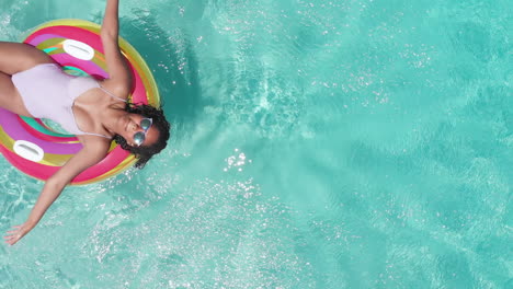 Luftaufnahme-Eines-Glücklichen-Afroamerikanischen-Teenager-Mädchens,-Das-Auf-Einem-Schlauchboot-Im-Sonnigen-Pool-Spielt,-Kopierraum