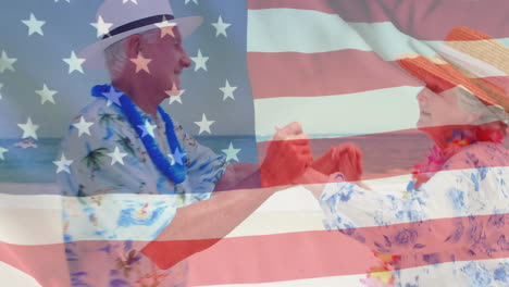 Animation-Der-US-Flagge-über-Einem-Kaukasischen-älteren-Paar,-Das-Im-Sommer-Am-Strand-Tanzt