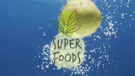 Animation-Von-Superfood-Text-über-Obst,-Das-In-Den-Wasserhintergrund-Fällt