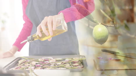 Frau-Mit-Gemischter-Abstammung-Gießt-Olivenöl-über-Gehacktes-Gemüse-In-Der-Küche-Und-Kocht-über-Limetten