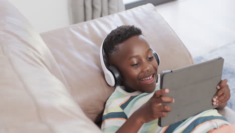 Afroamerikanischer-Junge-Genießt-Ein-Tablet-Zu-Hause