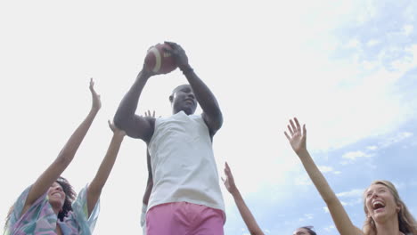 Junger-Afroamerikanischer-Mann-Spielt-Basketball-Im-Freien-Mit-Kopierraum
