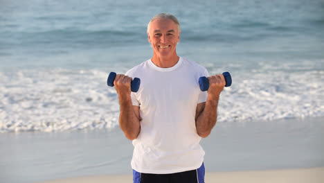 Älterer-Mann-Trainiert-Seine-Muskeln-Mit-Hanteln