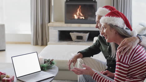 Glückliches-älteres-Kaukasisches-Paar-Mit-Weihnachtlichem-Laptop-Videoanruf-Mit-Kopierraum,-Zeitlupe