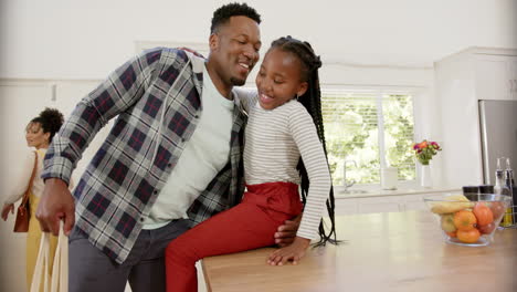 Glückliche-Afroamerikanische-Eltern-Und-Tochter-Mit-Einkaufstasche-Zu-Hause,-Zeitlupe