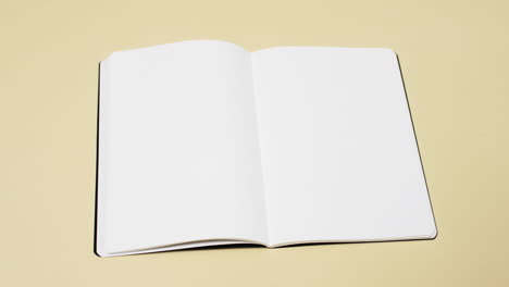 Video-Eines-Buches-Mit-Weißen-Leeren-Seiten-Und-Kopierraum-Auf-Gelbem-Hintergrund