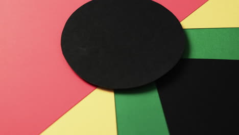 Video-Von-Roten,-Gelben-Und-Grünen-Papieren-Mit-Kopierraum-Auf-Schwarzem-Hintergrund