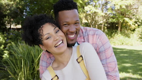 Porträt-Eines-Glücklichen-Afroamerikanischen-Paares,-Das-Sich-Zu-Hause-Im-Garten-Umarmt,-Zeitlupe