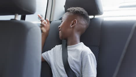 Niño-Afroamericano-Disfruta-De-Un-Paseo-En-Auto