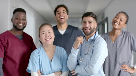 Equipo-Médico-Diverso-Sonriendo-En-El-Pasillo-De-Un-Hospital