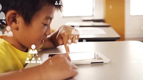 Animation-Von-Flussdiagrammen-Mit-Profilsymbolen-über-Einem-Asiatischen-Mann,-Der-Im-Klassenzimmer-In-Der-Schule-Ein-Digitales-Tablet-Verwendet