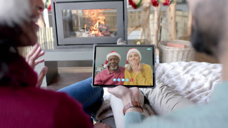 Zwei-Glückliche,-Unterschiedliche-Paare,-Die-Einen-Weihnachtlichen-Tablet-Videoanruf-In-Zeitlupe-Führen