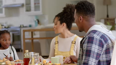 Felices-Padres-Afroamericanos-E-Hija-Desayunando-En-Casa,-Cámara-Lenta