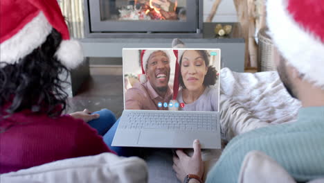 Zwei-Glückliche,-Unterschiedliche-Paare,-Die-Einen-Weihnachtlichen-Laptop-Videoanruf-In-Zeitlupe-Führen