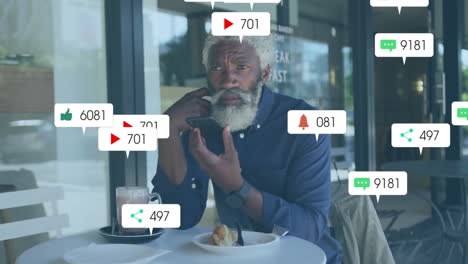 Animation-Von-Social-Media-Benachrichtigungen-über-Einen-älteren-Afroamerikaner,-Der-Sein-Smartphone-Benutzt