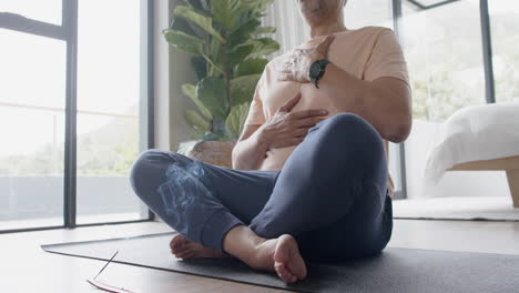 Älterer-Mann-Mit-Gemischter-Abstammung,-Der-Zu-Hause-Yoga-Meditation-Praktiziert
